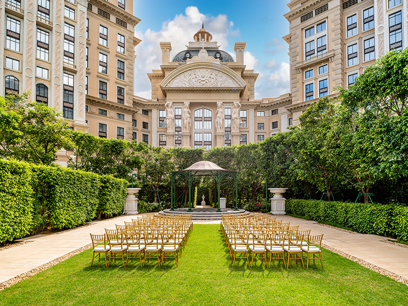 An outdoor wedding in the romantic gazebo of Jardim Secreto, the European-style garden in GLP Resort Macau.