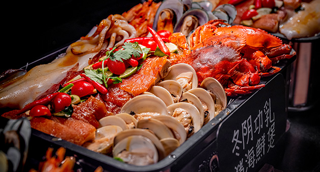 The sea's bounty with eight types of seafood on ice, sashimi, and sushi, provided by The Grand Buffet in GLP Resort Macau.